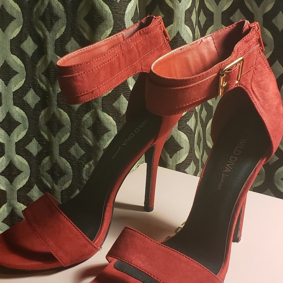 Shoes - Picture 4 of 7